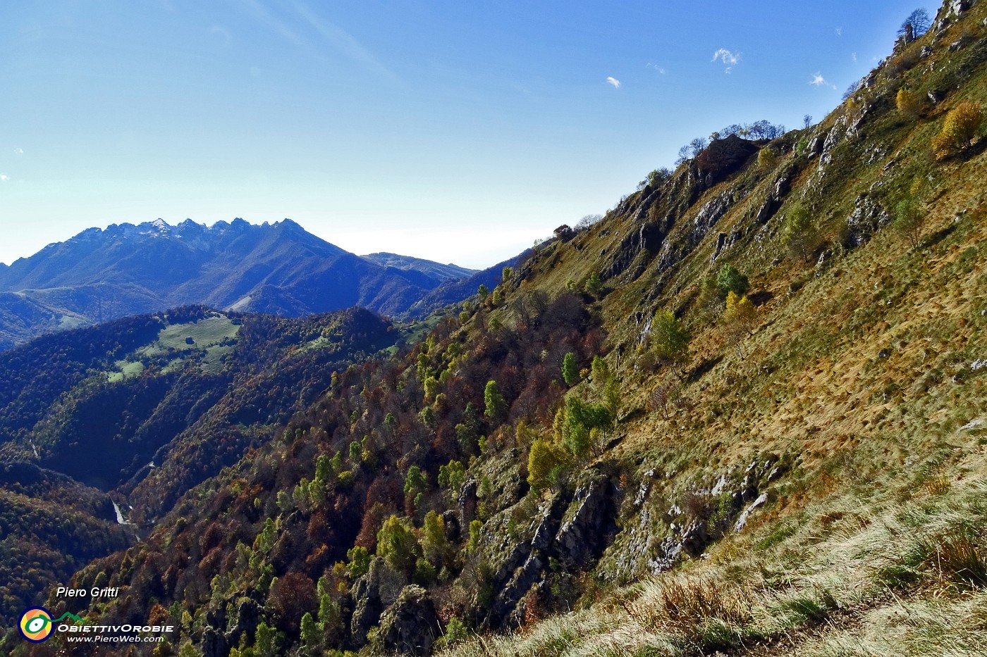 46 Il sentiero scorre sopra canaloni a precipizio...serve attenzione!.JPG -                                